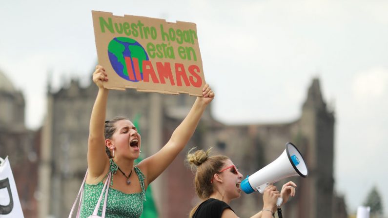 Las mujeres gritan consignas durante una manifestación como parte de la Global Climate Strike el 20 de septiembre de 2019 en la Ciudad de México, México. (Foto de Héctor Vivas / Getty Images)