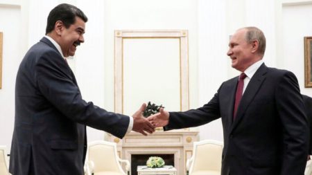 Comunistas de Estados Unidos observan cómo los rusos premian a Maduro con la «Orden de Lenin»