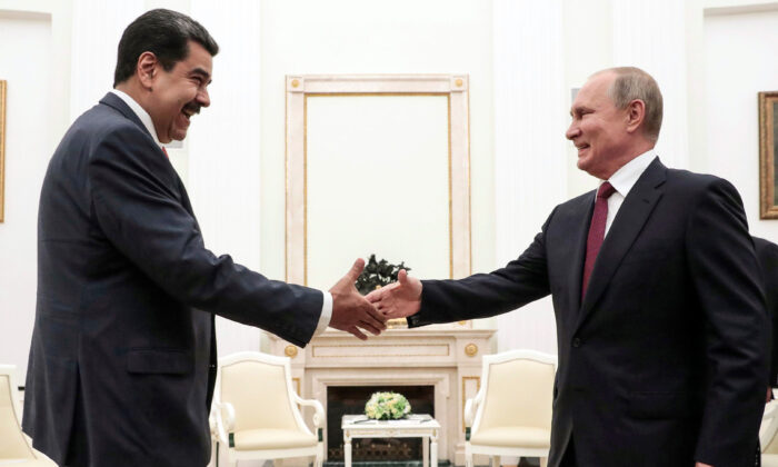 El presidente ruso Vladimir Putin (Der) está a punto de estrechar la mano del presidente venezolano Nicolás Maduro durante su reunión en el Kremlin de Moscú, el 25 de septiembre de 2019. (Sergei Chirikov/AFP vía Getty Images)
