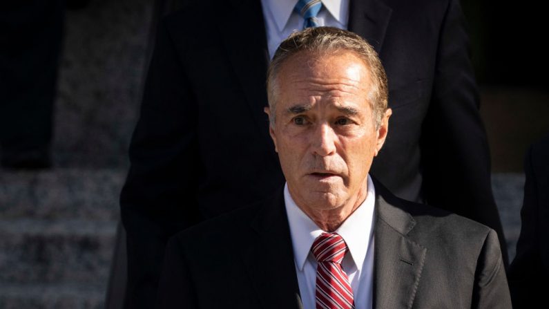 El exrepresentante de Estados Unidos Chris Collins (R-NY) sale del tribunal federal el 1 de octubre de 2019 en la ciudad de Nueva York. Collins anunció su renuncia al Congreso el lunes anterior. (Drew Angerer/Getty Images)