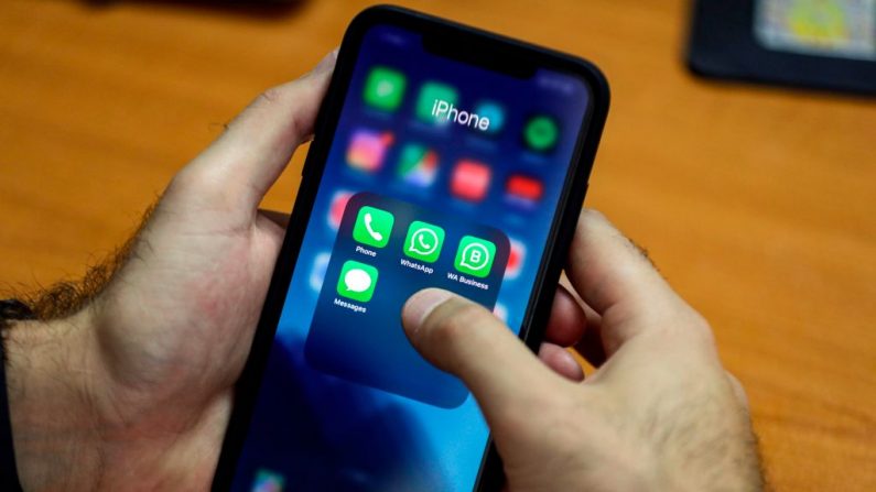 Un hombre utiliza su teléfono inteligente de Apple para acceder a la aplicación de mensajería y voz sobre IP (VOIP) de WhatsApp. (JOSEPH EID/AFP a través de Getty Images)