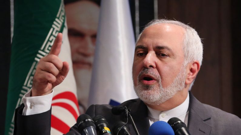 El ministro de Relaciones Exteriores de Irán, Mohammad Javad Zarif, habló en una conferencia que Irán está organizando sobre el unilateralismo y el derecho internacional en la Universidad Allameh Tabataba'i en la capital, Teherán, el 21 de octubre de 2019. (Atta Kenare / AFP vía Getty Images)