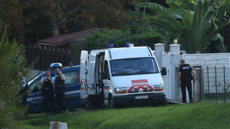 Los oficiales del gendarme francés se paran durante una búsqueda al agresor que disparó e hirió gravemente a otros dos hombres en Bayona, Saint- Martin-de-Seignanx, suroeste de Francia, el 28 de octubre de 2019. (GAIZKA IROZ AFP/ Getty Images)