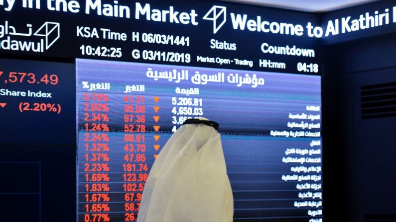 Un hombre saudí monitorea los precios de las acciones en la bolsa saudí de Tadawul en Riad. (FAYEZ NURELDINE/AFP vía Getty Images)
