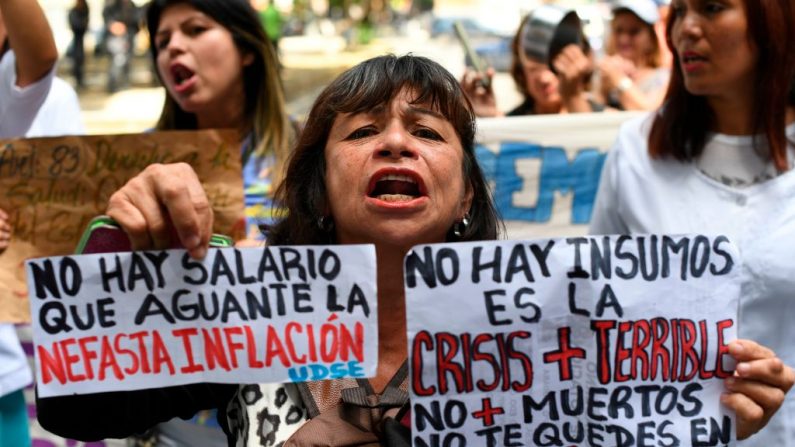 Una mujer grita consignas que apoyan el gremio de enfermeras frente al Hospital de Niños José Manuel de los Ríos durante una protesta convocada por el líder opositor venezolano Juan Guaidó en Caracas, Venezuela, el 19 de noviembre de 2019. (YURI CORTEZ / AFP / Getty Images)