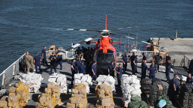 La tripulación de la Guardia Costera Cutter James es vista en la cubierta con paquetes envueltos de aproximadamente 27,300 libras (casi 12.247 kilos) de cocaína y 11,000 libras (casi 4990 kilos) de marihuana preparadas para ser descargadas en Port Everglades el 28 de octubre de 2019 en Fort Lauderdale, Florida (EE.UU.). (Joe Raedle / Getty Images)