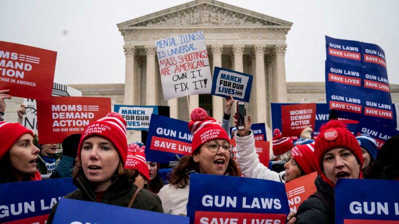 Los defensores de la seguridad de las armas se concentran frente a la Corte Suprema de los Estados Unidos antes de los argumentos orales en el caso de la Segunda Enmienda NY State Rifle & Pistol v. City of New York, NY el 2 de diciembre de 2019 en Washington, DC. (Drew Angerer/Getty Images)