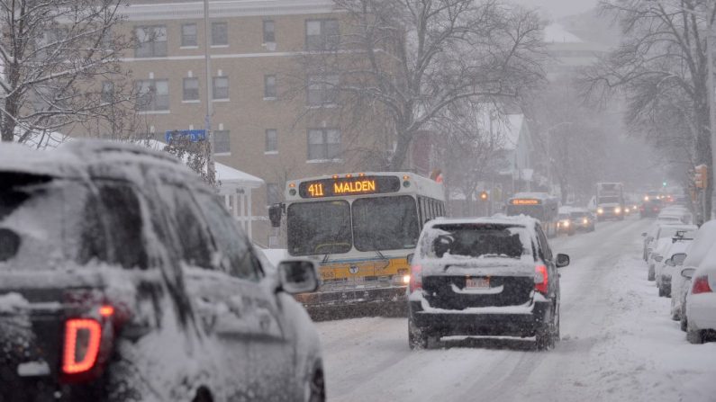 El tráfico se mueve a través de la carretera cubierta de nieve durante la Tormenta Invernal Ezequiel en Malden, Massachusetts, el 3 de diciembre de 2019. (Foto de Joseph Prezioso / AFP) (Foto de JOSEPH PREZIOSO/AFP vía Getty Images)