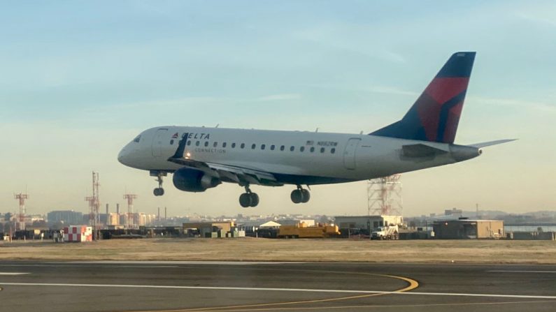 Un avión de Delta Airlines aterriza en el Aeropuerto Nacional Ronald Reagan de Washington (EE.UU.) el 8 de diciembre de 2019. (DANIEL SLIM / AFP / Getty Images)