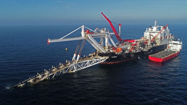El barco "Audacia" de la compañía de servicios offshore, Allseas, coloca partes del oleoducto Nord Stream 2 en el Mar Báltico, frente a la costa de la isla de Ruegen, al noreste de Alemania, el 15 de noviembre de 2018. (BERND WUSTNECK/dpa/AFP vía Getty Images)
