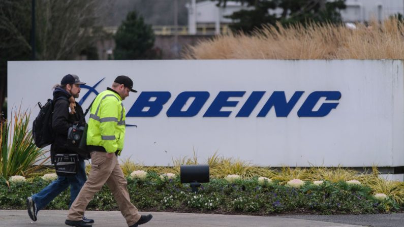 Un par de obreros ingresan a la fábrica Boeing 737 el 16 de diciembre de 2019 en Renton, Washington (EE.UU.). (Stephen Brashear/Getty Images)