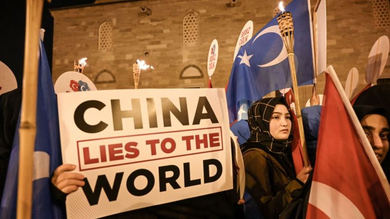 Los partidarios de la minoría musulmana uigur de China ondean la bandera de Turquestán Oriental y sostienen pancartas el 20 de diciembre de 2019 durante una manifestación en Fatih en Estambul (Turquía). (OZAN KOSE / AFP / Getty Images)