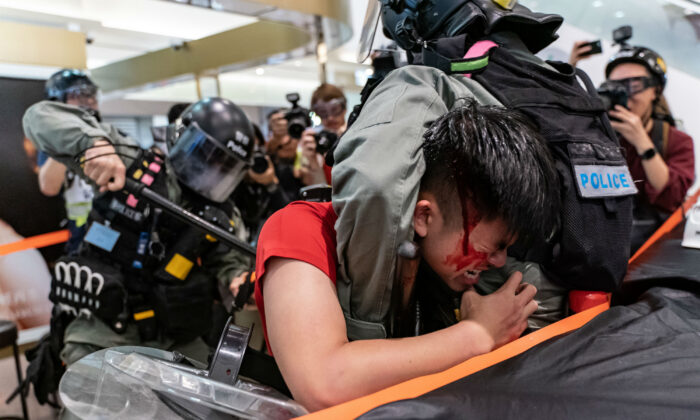 Un hombre es detenido por la policía antidisturbios durante una manifestación en un centro comercial del distrito de Sheung Shui el 28 de diciembre de 2019 en Hong Kong, China. (Foto de Anthony Kwan/Getty Images)