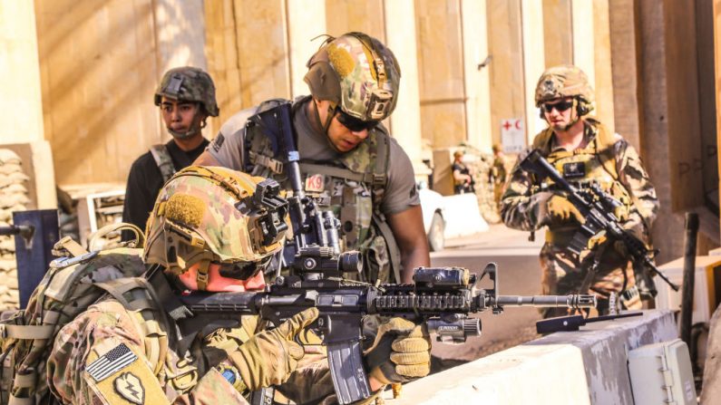 Foto de la embajada de Estados Unidos en Irak, recibida el 31 de diciembre de 2019, muestra a soldados estadounidenses tomando posición alrededor de la embajada en la capital Bagdad, después de que partidarios y miembros de la red militar Hashed al-Shaabi violaran el muro exterior de la misión diplomática durante una manifestación para desahogar su ira por los ataques aéreos del fin de semana que mataron a combatientes pro-iraníes en el oeste de Irak. (EMBAJADA DE LOS EE.UU. EN IRAQ / AFP vía Getty Images)