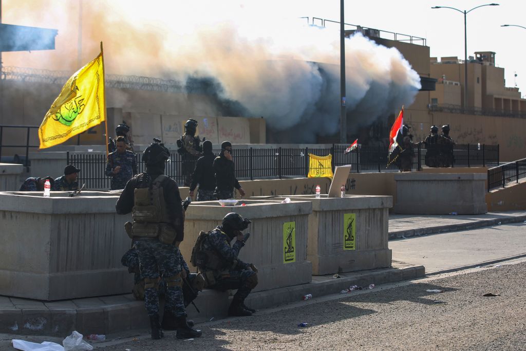 fuerzas de seguridad iraquíes están desplegadas frente a la embajada estadounidense en la capital, Bagdad