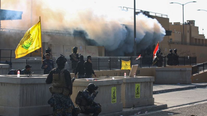 Las fuerzas de seguridad iraquíes están desplegadas frente a la embajada estadounidense en la capital, Bagdad, tras una orden de la fuerza paramilitar Hashed al-Shaabi a sus partidarios de abandonar el recinto el 1 de enero de 2020.
 Miles de simpatizantes iraquíes de la fuerza paramilitar Hashed, entrenada en su mayoría por iraníes, rodearon y vandalizaron el complejo de la embajada el 31 de diciembre de 2019. (AHMAD AL-RUBAYE/AFP vía Getty Images)