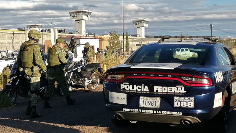 Miembros de la Guardia Nacional y de la Policía Federal permanecen fuera del Centro Regional para la Reinserción Social después de un motín en Zacatecas, México, el 31 de diciembre de 2019. (Michaell Reyes / AFP / Getty Images)