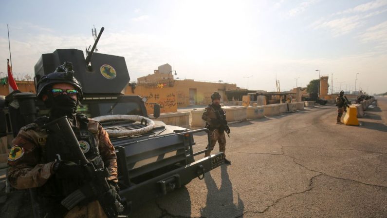 Las fuerzas iraquíes de lucha contra el terrorismo hacen guardia frente a la embajada de Estados Unidos en la capital, Bagdad, el 2 de enero de 2020 (AHMAD AL-RUBAYE/AFP a través de Getty Images)