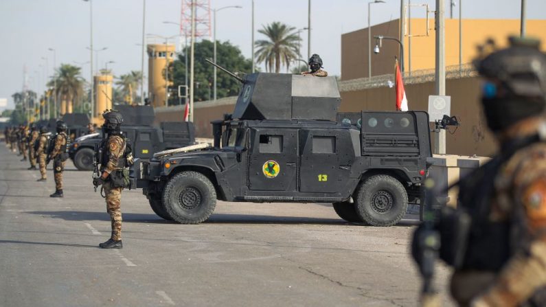 Las fuerzas iraquíes contra el terrorismo hacen guardia frente a la embajada de Estados Unidos en la capital Bagdad el 2 de enero de 2020. (AHMAD AL-RUBAYE / AFP / Getty Images)