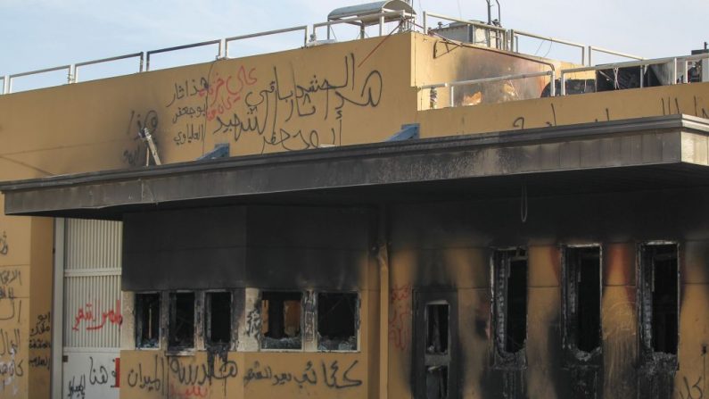 Una foto muestra la entrada que conduce a la embajada estadounidense en la capital Bagdad el 2 de enero de 2020, que fue dañada el día anterior por los partidarios de Hashed. El asedio de la embajada estadounidense por parte de manifestantes pro-iraníes en Bagdad duró poco más de un día, pero los analistas advierten que podría tener implicaciones duraderas para el complejo sector de la seguridad y las relaciones diplomáticas de Irak. El martes, cientos de partidarios del Hashed irrumpieron en la Zona Verde de alta seguridad y sitiaron la embajada estadounidense. La facilidad con la que pasaron las fuerzas entrenadas por Estados Unidos demostró el dominio de los Hashed en Irak, dijo Harith Hasan, experto del Centro Carnegie de Medio Oriente. (Foto de AHMAD AL-RUBAYE / AFP) (Foto de AHMAD AL-RUBAYE/AFP a través de Getty Images)