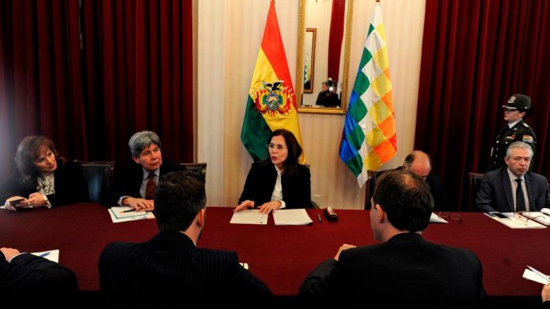 La ministra de Relaciones Exteriores de Bolivia, Karen Longaric (c), se reunió con embajadores de países de la Unión Europea, en el Ministerio de Relaciones Exteriores en La Paz, Bolivia, el 2 de enero de 2020. (JORGE BERNAL/AFP/Getty Images)