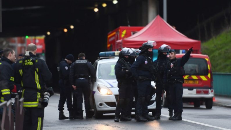 La policía y los bomberos se reúnen el 3 de enero de 2020 en L'Hay-les-Roses donde la policía mató a tiros a un hombre armado con un cuchillo que había matado a una persona y herido al menos a otras dos en un parque cercano en la ciudad de Villejuif, en el sur de París (Francia). (CHRISTOPHE ARCHAMBAULT/AFP/Getty Images)