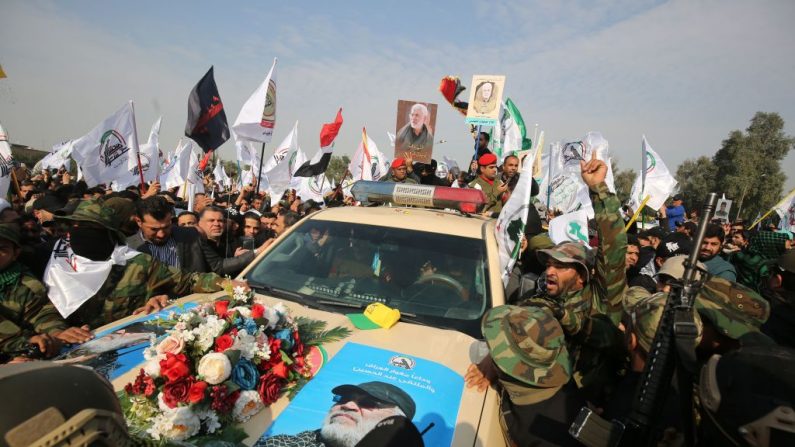 Los afligidos rodean un coche que lleva el ataúd del jefe paramilitar revolucionario iraquí Abu Mahdi al-Muhandis, durante un cortejo fúnebre, para él y para el principal jefe revolucionario iraní Qasem Soleimani, el 4 de enero de 2020. (AHMAD AL-RUBAYE/AFP vía Getty Images)
