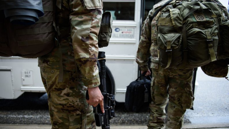 Las tropas estadounidenses de la 82a División Aerotransportada del Ejército abordan un autobús mientras se dirigen a Oriente Medio, el 4 de enero de 2020, en Fort Bragg, Carolina del Norte. (Andrew Craft/Getty Images)