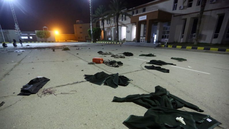 Daños y ropa tirada se observan en una Escuela Militar de la región de Al-Hadaba en la capital de Libia, Trípoli, el 4 de enero de 2020. Más de  28 personas murieron y decenas resultaron heridas en un ataque aéreo, dijo un portavoz del ministerio. En el momento del ataque, los cadetes estaban reunidos en un patio de armas listos para ir a sus hogares, añadió. (MAHMUD TURKIA/AFP vía Getty Images)