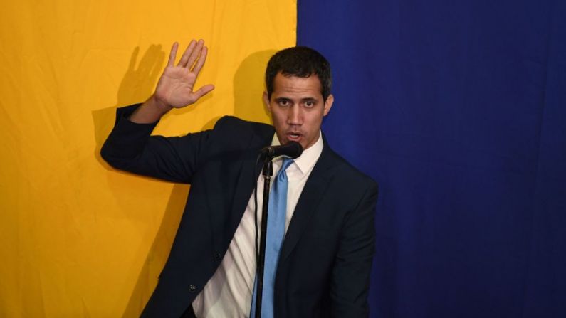 Juan Guaidó toma juramento después de ser reelegido como presidente del parlamento venezolano durante una sesión parlamentaria con legisladores aliados en las oficinas del periódico El Nacional en Caracas, el 5 de enero de 2020, después de que se le impidiera entrar a la Asamblea Nacional. (YURI CORTEZ/AFP via Getty Images)