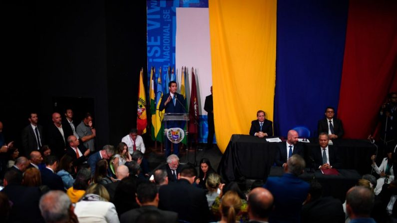 El líder de la oposición Juan Guaido (c) pronuncia un discurso después de haber sido reelegido con quorum legal como presidente del parlamento de Venezuela durante una sesión parlamentaria con legisladores aliados en las oficinas del periódico El Nacional en Caracas (Venezuela), el 5 de enero de 2020. (YURI CORTEZ/AFP vía Getty Images)