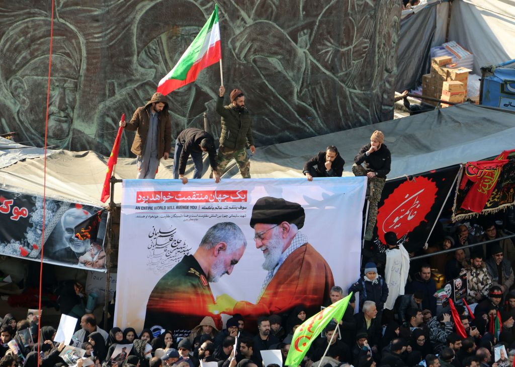 Iraníes llevan una foto del Líder Supremo de Irán, el Ayatolá Alí Jamenei (derecha), y el General Qasem Soleimani (izquierda), durante la procesión 