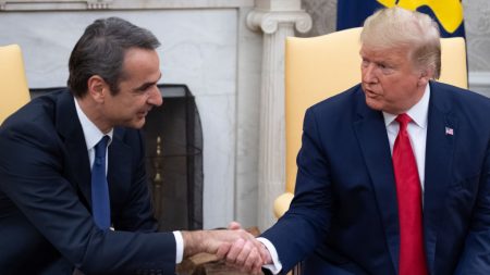 Trump se reúne con primer ministro griego para discutir sobre cooperación estratégica y seguridad