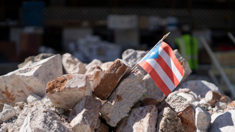 Una bandera puertorriqueña se encuentra entre los escombros después de un terremoto de 6.4 grados justo al sur de la isla el 7 de enero de 2020 en Guánica, Puerto Rico. (Eric Rojas / Getty Images)