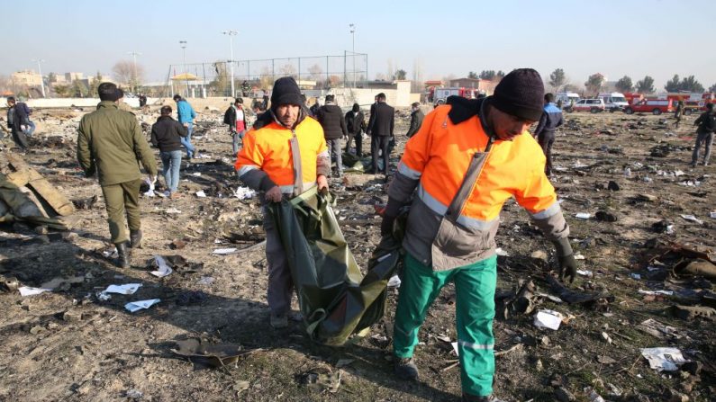 Los equipos de rescate trabajan en el lugar después de que un avión ucraniano que transportaba 176 pasajeros se estrelló cerca del aeropuerto Imam Jomeini en la capital iraní, Teherán, a primera hora de la mañana del 8 de enero de 2020, (AFP vía Getty Images)