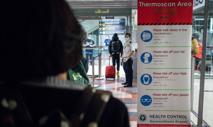 Funcionarios de Salud Pública de Tailandia realizan escaneos térmicos a los pasajeros que llegan desde Wuhan (China) al aeropuerto de Suvarnabumi en Bangkok, Tailandia, el 8 de enero de 2020. (Lauren DeCicca/Getty Images)