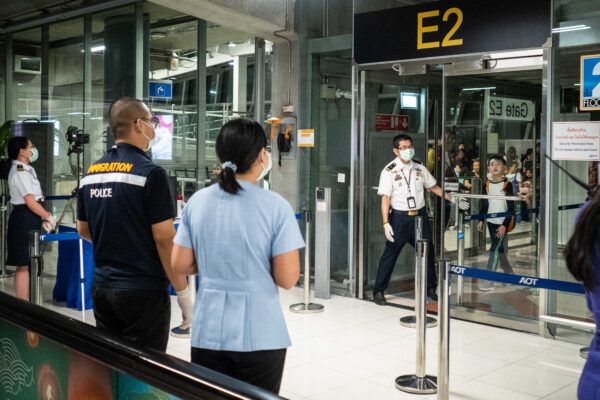 Funcionarios de salud pública distribuyen información sobre el monitoreo de la enfermedad luego de realizar un examen termal a los pasajeros que llegan desde Wuhan, China, al aeropuerto de Suvarnabhumi en Bangkok, Tailandia, el 8 de enero de 2020. (Lauren DeCicca/Getty Images)