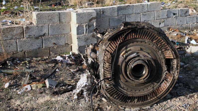 Un motor yace en el suelo después de que un avión ucraniano que transportaba 176 pasajeros se estrellara cerca del aeropuerto Imam Jomeini de la capital iraní, Teherán, a primera hora de la mañana del 8 de enero de 2020. (AFP via Getty Images) 