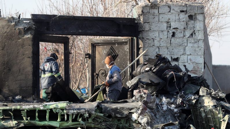 Los equipos de rescate trabajan entre los escombros después de que un avión ucraniano que transportaba 176 pasajeros se estrellara cerca del aeropuerto Imam Jomeini de la capital iraní, Teherán, a primera hora de la mañana del 8 de enero de 2020. (AFP vía Getty Images)