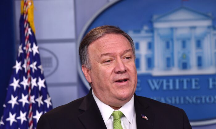 El Secretario de Estado de los Estados Unidos, Mike Pompeo, anuncia nuevas sanciones contra Irán, en la Casa Blanca en Washington el 10 de enero de 2020. (Nicholas Kamm / AFP a través de Getty Images)