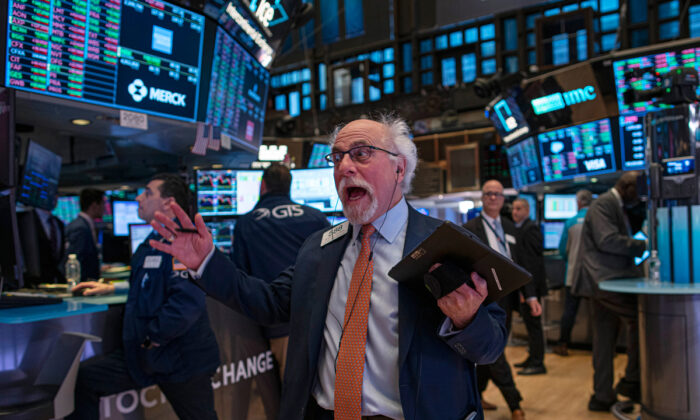 Un operador reacciona mientras negocia en el piso de la Bolsa de Valores de Nueva York (NYSE) en la ciudad de Nueva York, el 10 de enero de 2020. (Kena Betancur/Getty Images)
