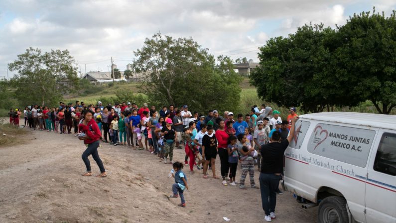 Solicitantes de asilo en un campamento de inmigrantes el 09 de diciembre de 2019 en Brownsville, Texas, al otro lado del río de la ciudad fronteriza de Matamoros, México. (John Moore/Getty Images)