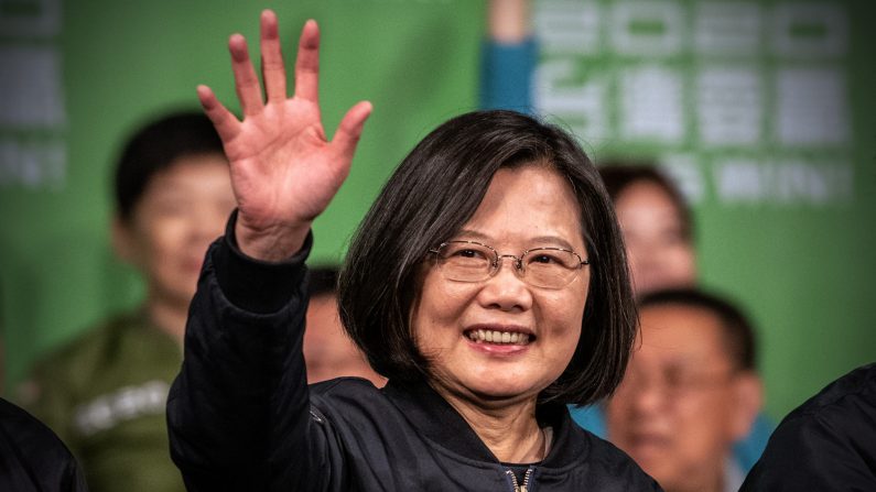 Tsai Ing-Wen saluda luego de dirigirse a sus partidarios después de su reelección como Presidenta de Taiwán el 11 de enero de 2020 en Taipei, Taiwán. (Carl Court/Getty Images)