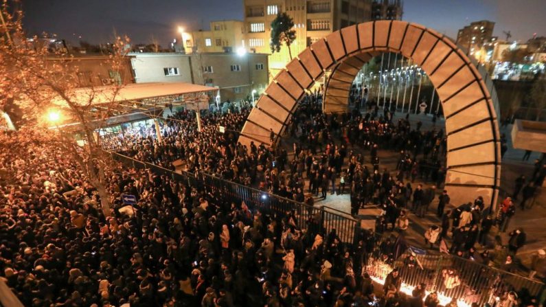 Estudiantes iraníes se manifiestan tras un homenaje a las víctimas del Boeing 737 de Ukraine International Airlines frente a la Universidad Amirkabir en la capital Teherán, el 11 de enero de 2020. (ATTA KENARE/AFP via Getty Images)