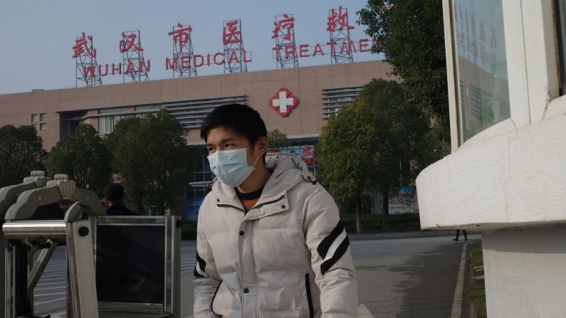 Un hombre abandona el Centro de Tratamiento Médico de Wuhan, donde fue internado un hombre que murió de una enfermedad respiratoria, en la ciudad de Wuhan, provincia de Hubei, el 12 de enero de 2020.  Dos personas han muerto por una enfermedad respiratoria que se cree que es causada por un nuevo virus de la misma familia que el SARS, que se cobró cientos de vidas hace más de una década, dijeron las autoridades. (NOEL CELIS/AFP vía Getty Images)