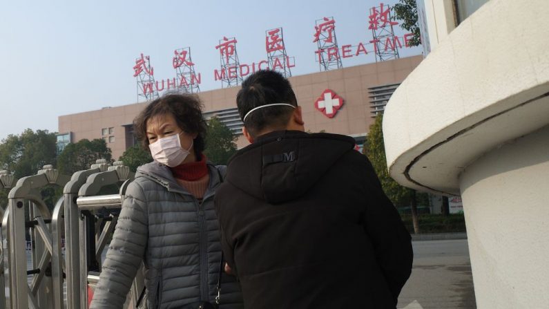 Una mujer (iz) abandona el Centro de Tratamiento Médico de Wuhan, donde fue internado un hombre que murió de una enfermedad respiratoria, en la ciudad de Wuhan, provincia de Hubei, el 12 de enero de 2020.  Un hombre de 61 años se ha convertido en la primera persona que muere en China por un nuevo virus de la misma familia que el SARS, un coronavirus que se cobró cientos de vidas hace más de una década, dijeron las autoridades. (NOEL CELIS/AFP vía Getty Images)

Traducción realizada con la versión gratuita del traductor www.DeepL.com/Translator