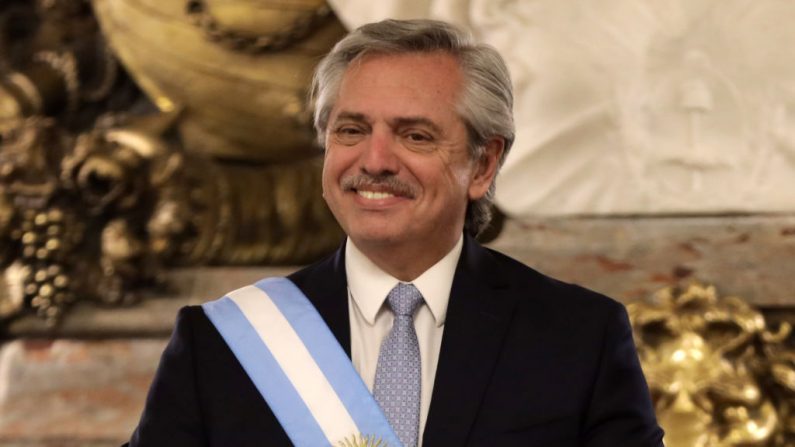 El presidente de Argentina, Alberto Fernández, sonríe durante la recepción de líderes extranjeros en el Salón Blanco del Palacio de Gobierno de la Casa Rosada el 10 de diciembre de 2019 en Buenos Aires, Argentina. (Tomás Cuesta / Getty Images)