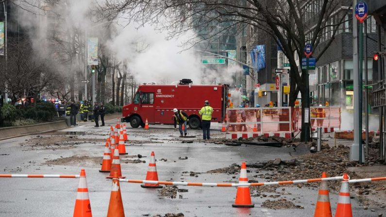 El 13 de enero de 2020, los trabajadores de emergencia se encuentran en Broadway después de que un corte de agua inundara las calles cercanas al Lincoln Center, lo que causó problemas de traslado en la hora pico en la ciudad de Nueva York (EE.UU.). (TIMOTHY A. CLARY / AFP / Getty Images)