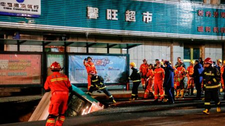 Al menos 6 muertos y varios heridos tras hundirse un autobús en un socavón en norte de China