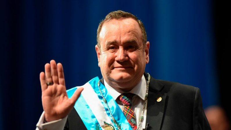 El nuevo presidente guatemalteco, Alejandro Giammattei, jura durante su ceremonia de inauguración en el Teatro Nacional, en Ciudad de Guatemala, el 14 de enero de 2020. (JOHAN ORDONEZ/AFP / Getty Images)